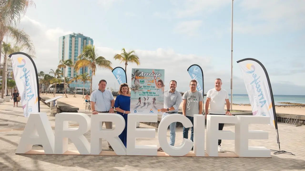 El Reducto volverá a vibrar con el Arrecife Summer Fest. El alcalde Yonathan de León junto a Eli Merino, y Óscar López, en la presentación de hoy 1