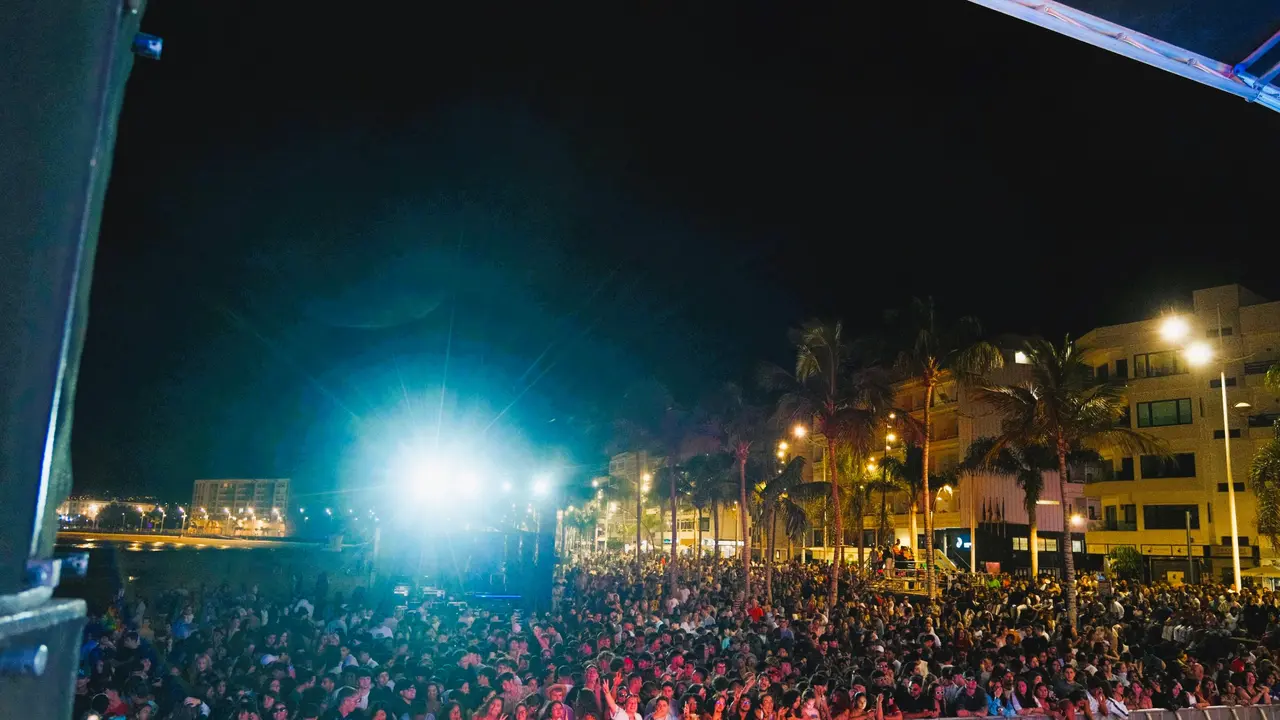 La playa de El Reducto estaba abarrotada de público 