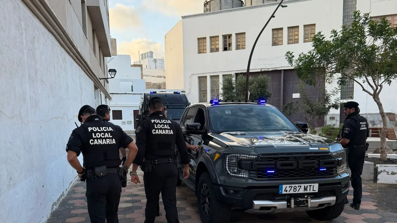 Despliegue este fin de semana de la Policía Local de Arrecife en zonas sensibles de la capìtal para frenar la venta y consumo de drogas en espacios públicos. 