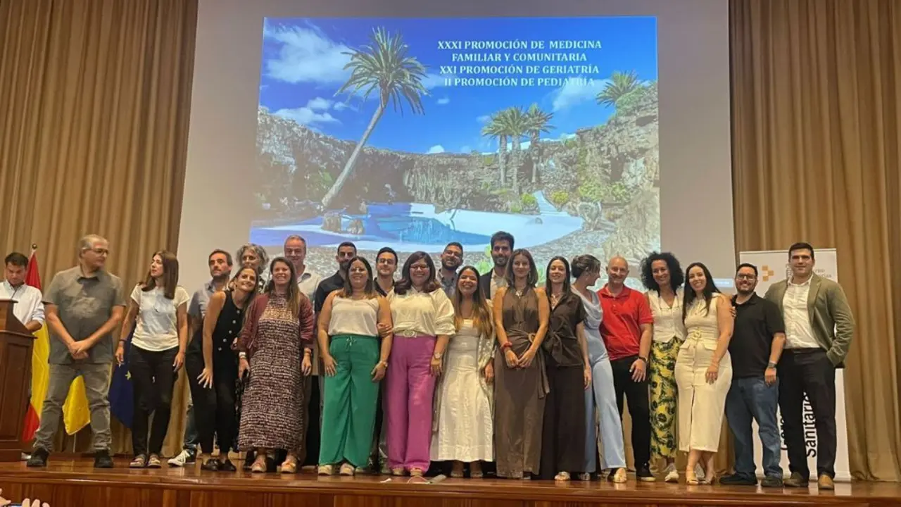 Foto de familia de los médicos residentes