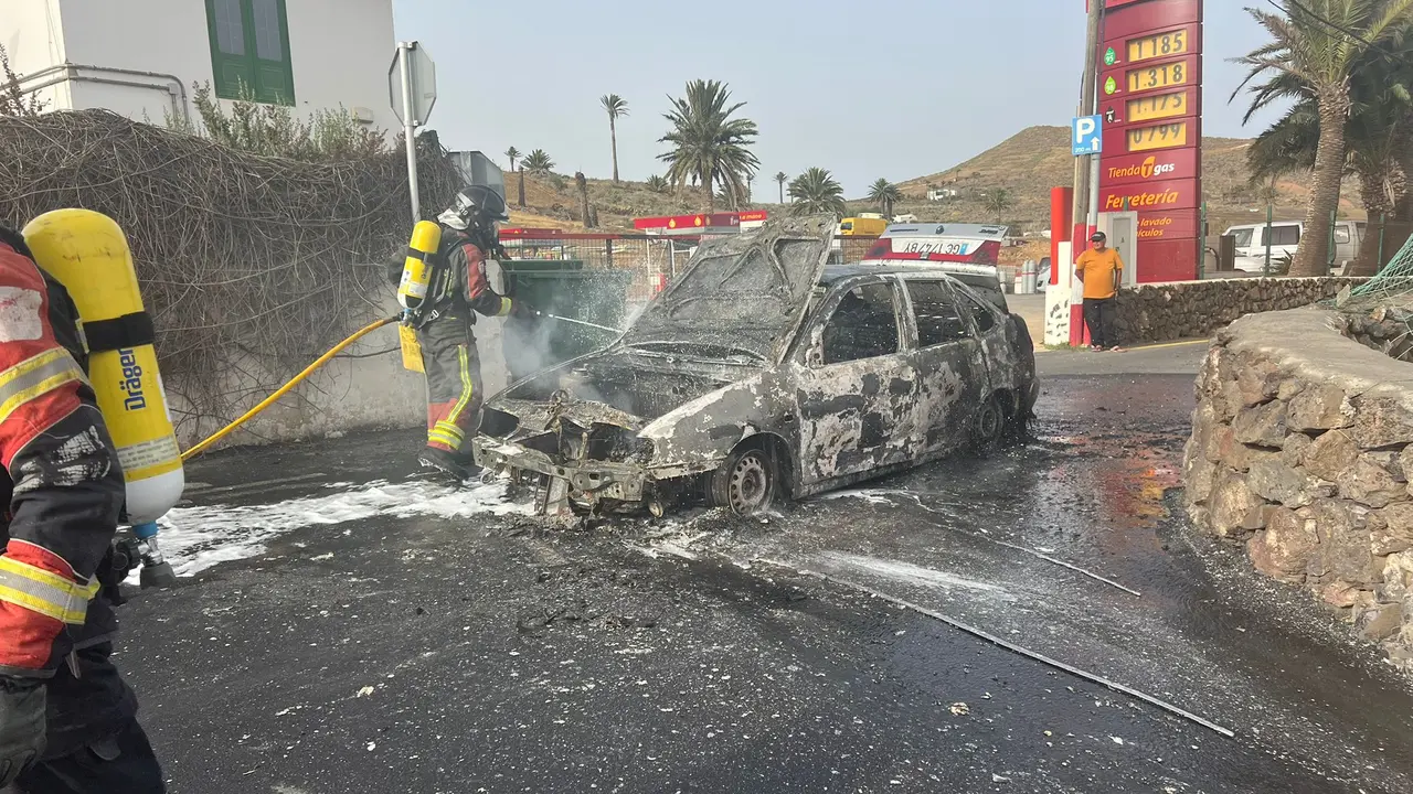 Coche incendiado en la gasolinera de Haría