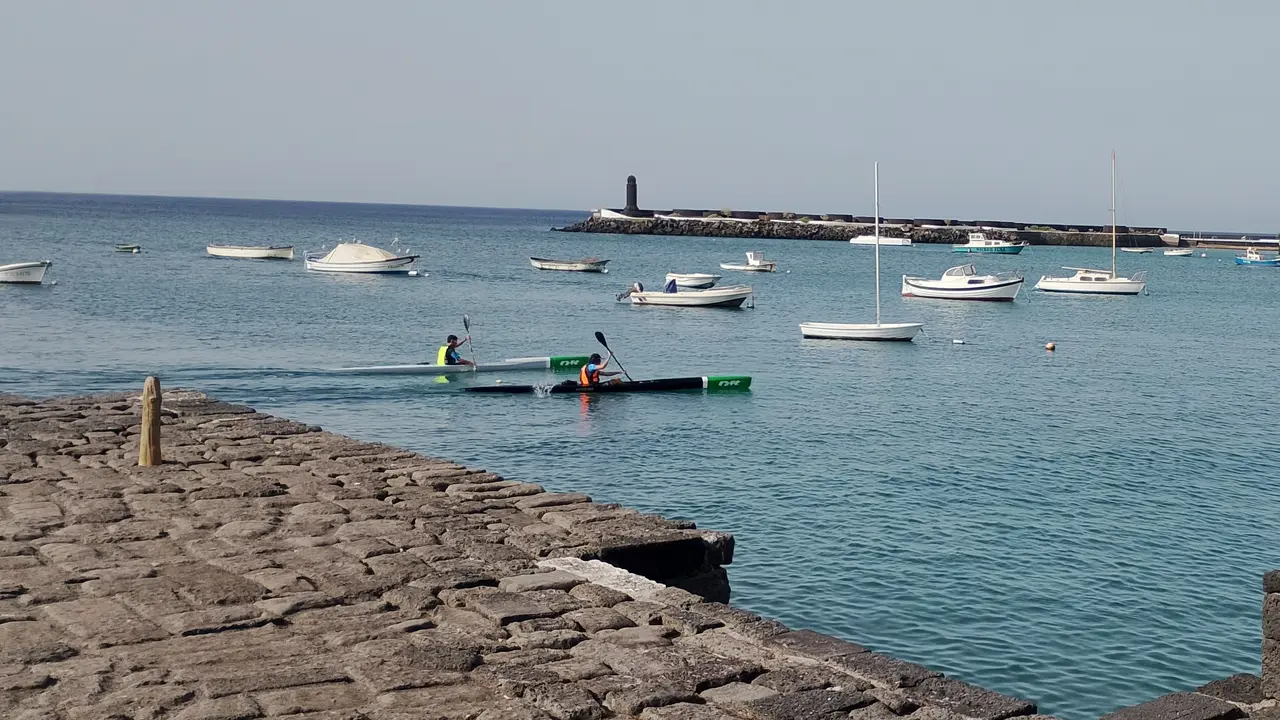El muelle de La Pescadería es apto para el baño. Imagen de esta mañana tras la reapertura decretada por el Ayuntamiento de Arrecife