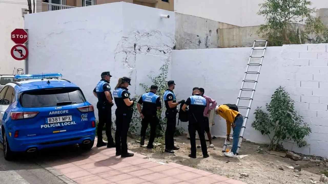 Los agentes de la Policía Local de Arrecife evitaron esta mañana una okupación de esa vivienda. Uno de los autores ya había forzado la okupación de otras dos viviendas anteriores 