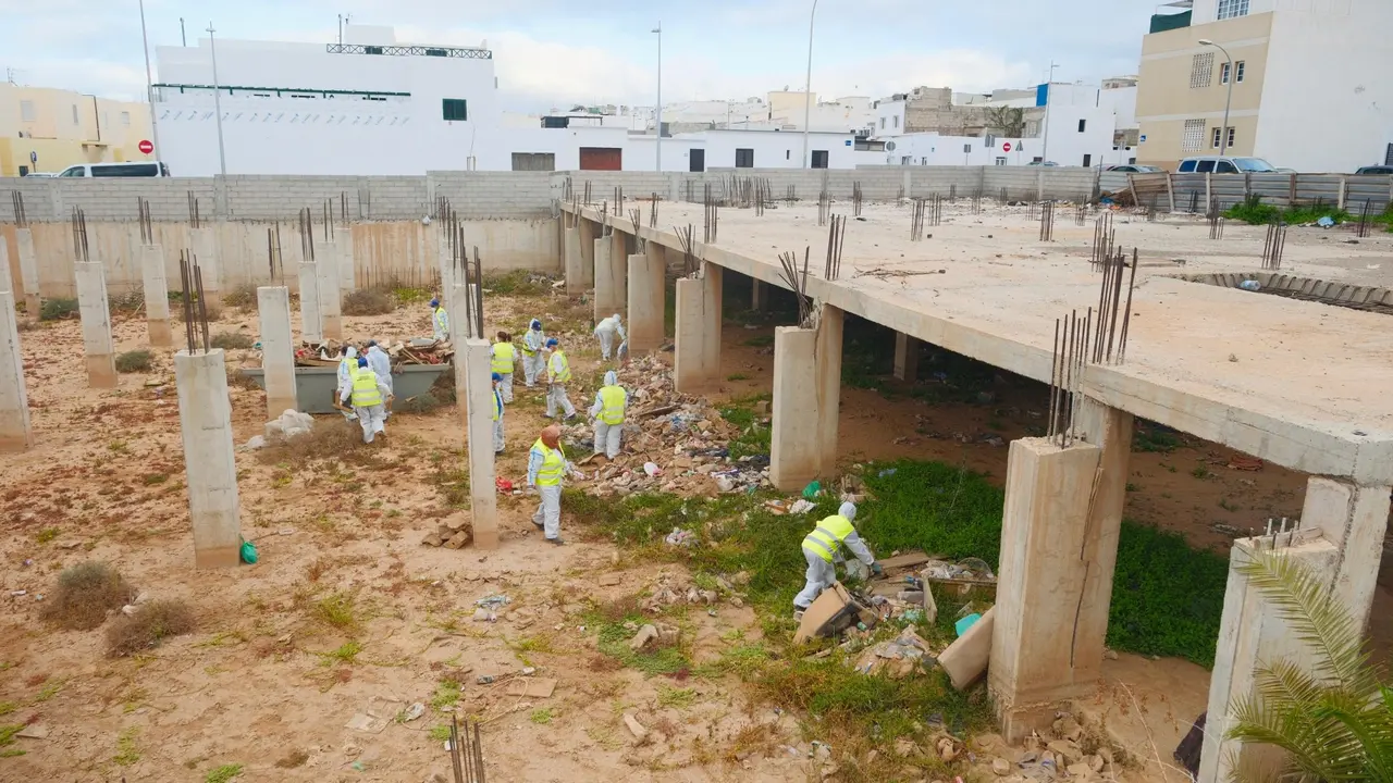 Unos equipos especiales del Ayuntamiento de Arrecife  están retirando los residuos del fumadero de Argana Alta. Hoy