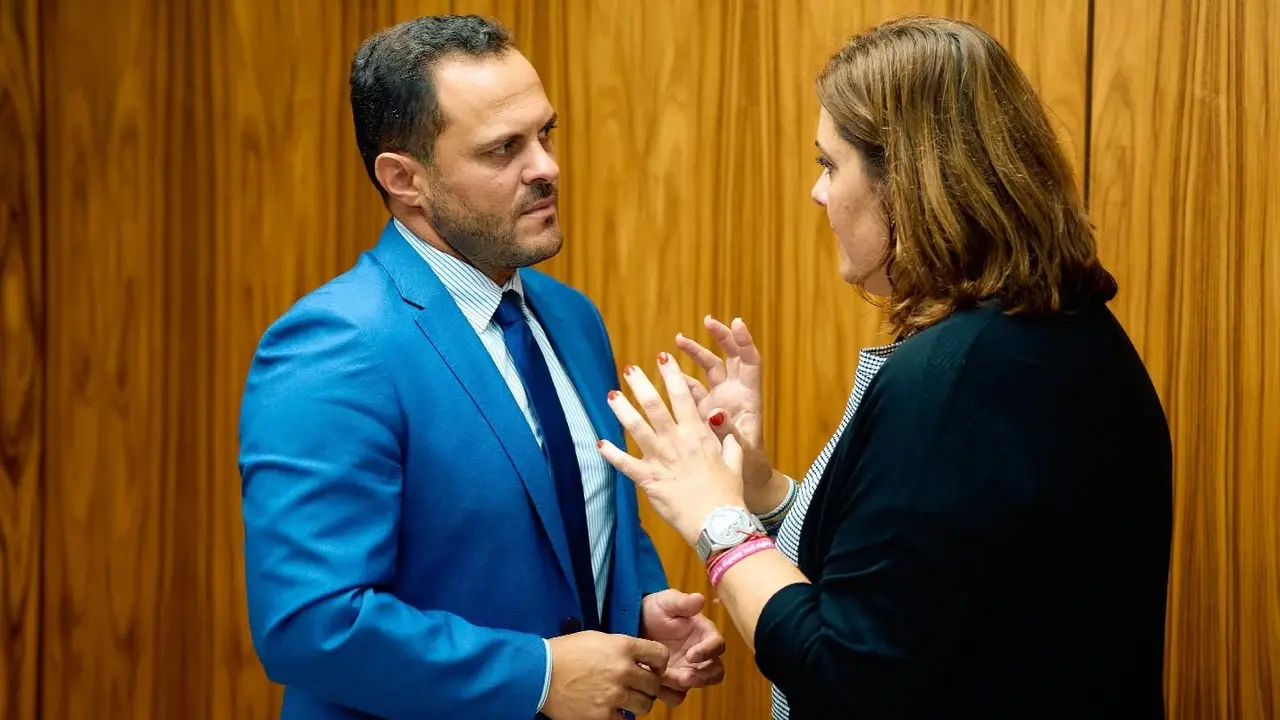 El alcalde de Arrecife, Yonathan de León, y la presidenta de la APLP, Beatriz Calzada, en la reunión del consejo de Administración