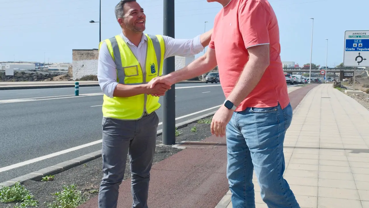 Jacobo Medina junto a una de las cámaras instalads (1)