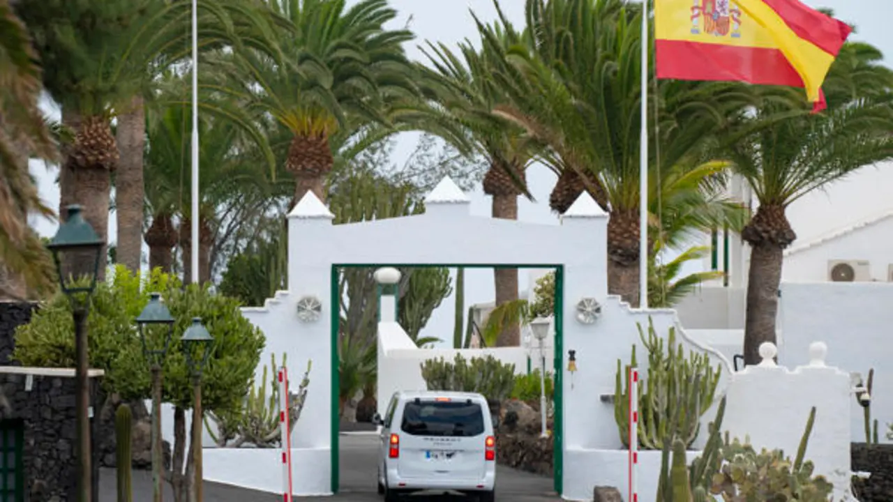 El presidente del Gobierno, Pedro Sánchez, ha aterrizado en un avión Falcon este sábado a las 12:59 horas en Lanzarote para veranear en la isla, como hace desde 2020 junto a su familia en la residencia de La Mareta, a la que ha entrado una furgoneta blanca (c) pasadas las 13:25 horas, como ha comprobado EFE.-EFE/ Adriel Perdomo