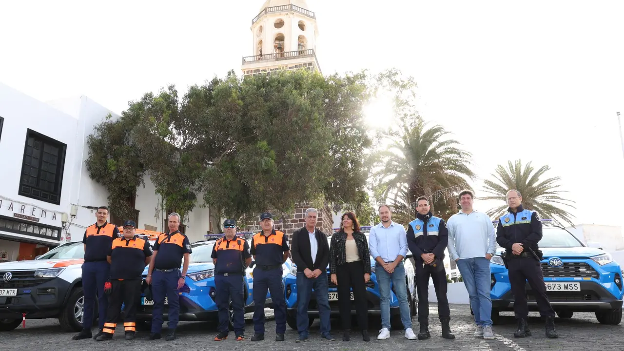 Teguise presenta los nuevos  coches para Policía y Protección Civil