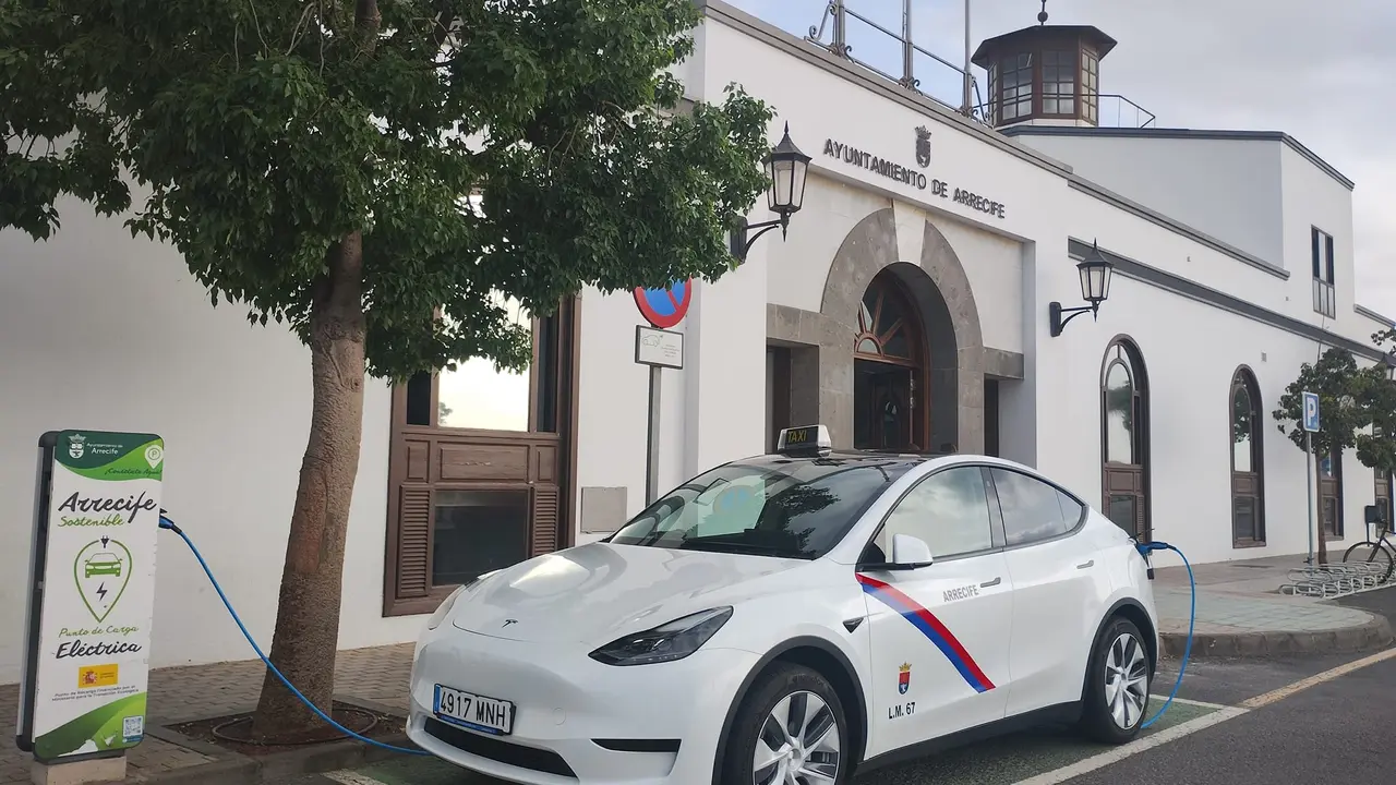 Imagen de un taxi en uno de los puntos de recarga eléctrico instalados por el Ayuntamiento de Arrecife