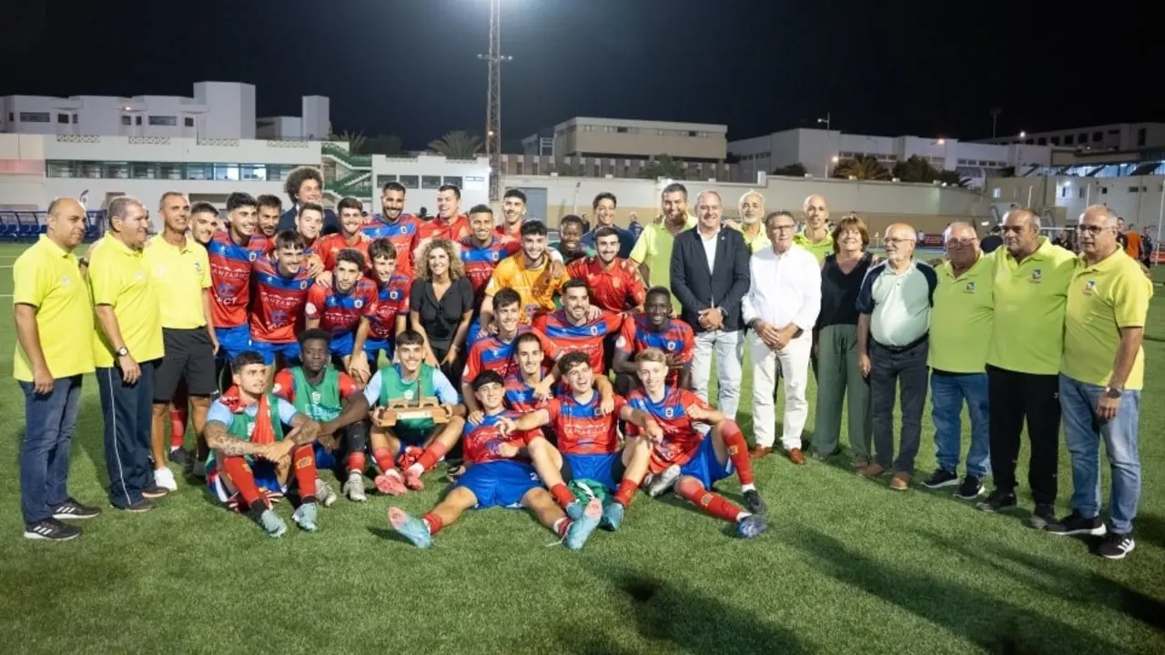 Anoche concluyó en Arrecife el Torneo de Fútbol Sam Ginés con la victoria de la UD Lanzarote. Autoridades y jugadores y equipo organizativo