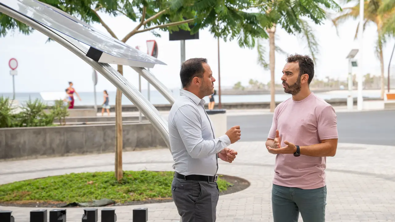 El alcalde Yonathan de León, y el concejal de Transportes y Movilidad, Mario González Altube, visitan hoy una de las estaciones que irán destinadas a la recarga de bicicletas 