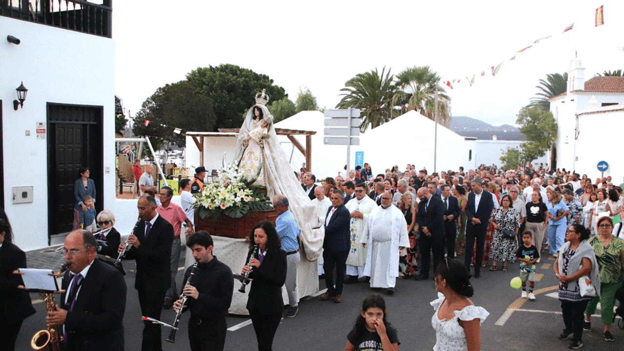 Un momento de la procesión de Los Remedios en Yaiza