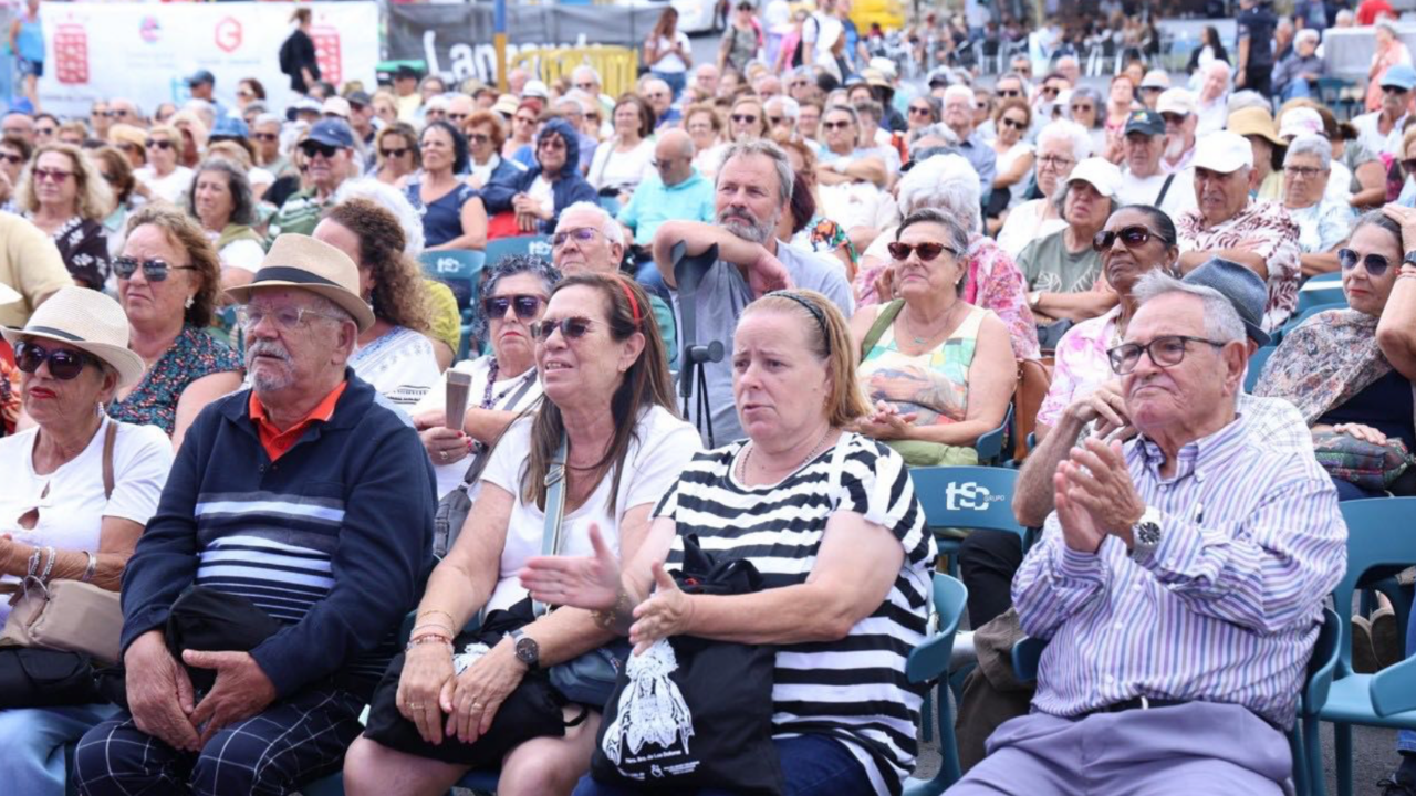 mayores en la feria de artesanía