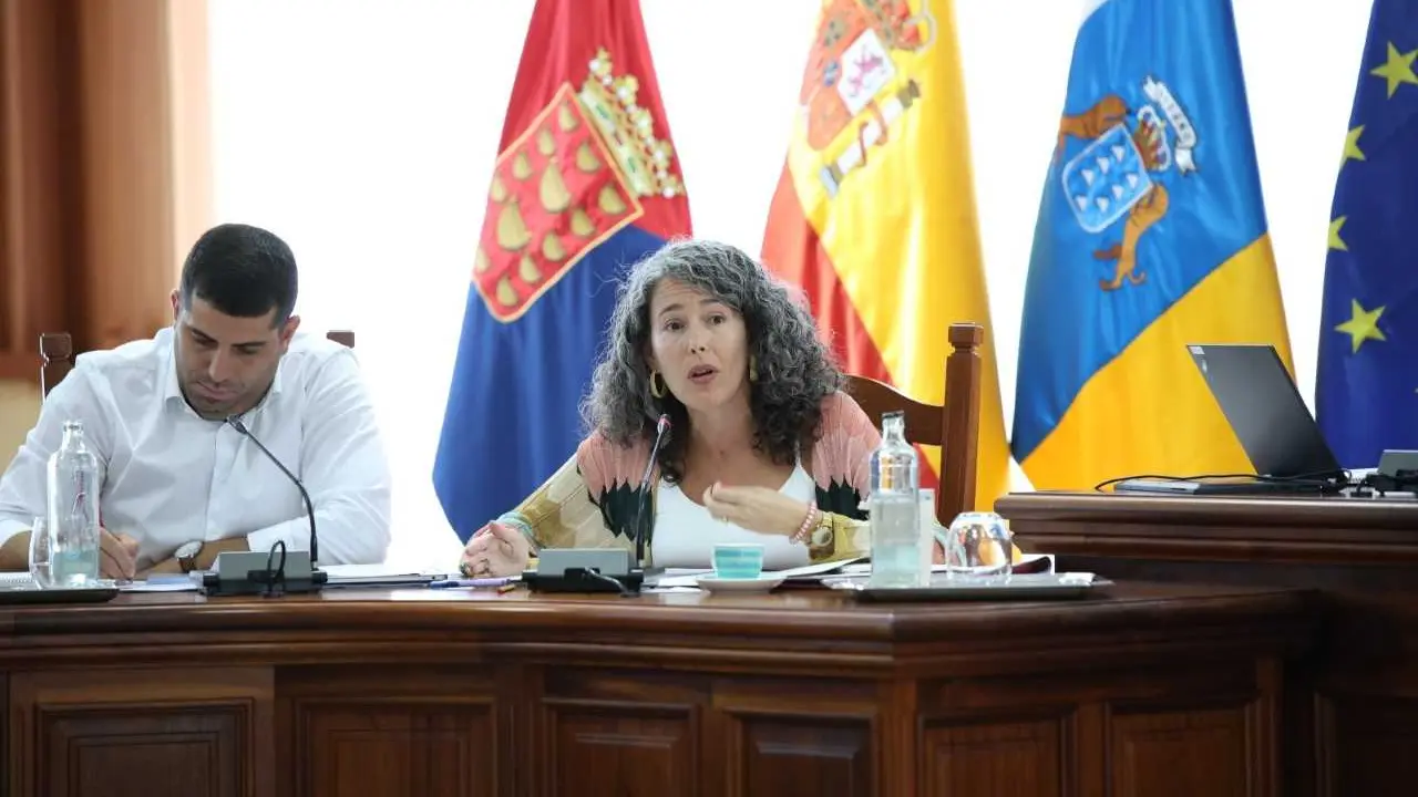 Moci&oacute;n de censura en cabildo lanzarote por pol&eacute;mica Cruz de Las Palmas.&nbsp;