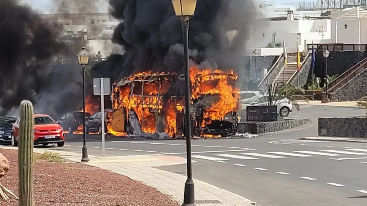 Un momento del incendio de la guagua y los dos coches