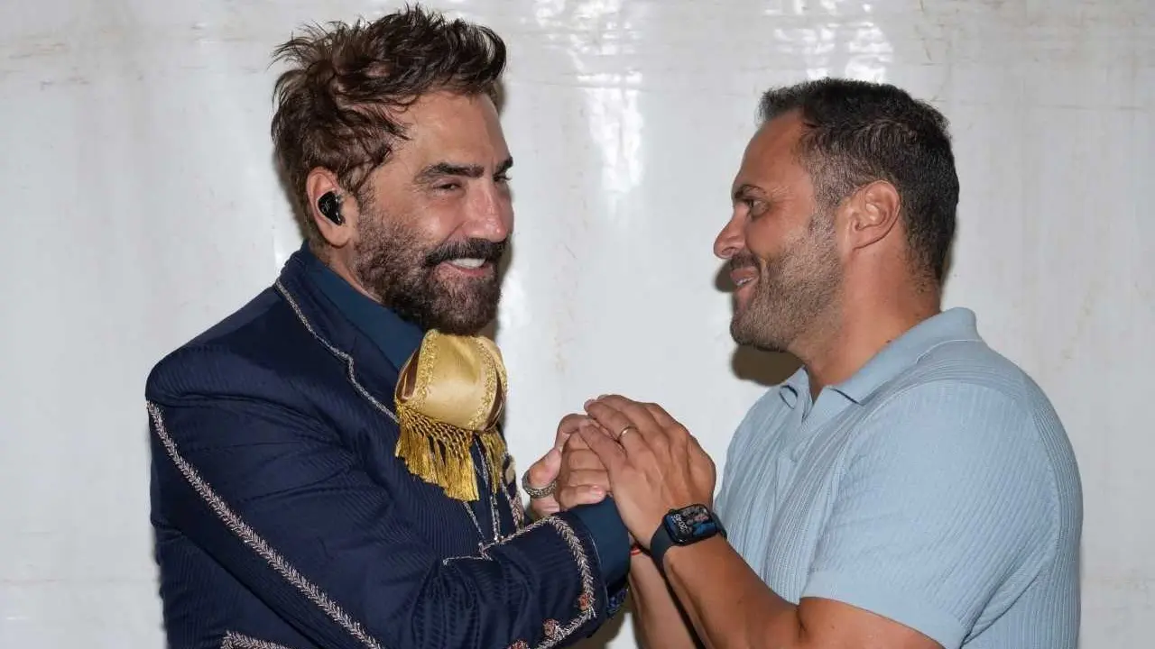 El alcalde de Arrecife, Yonathan de León, con el cantante mexicano Alejandro Fernández