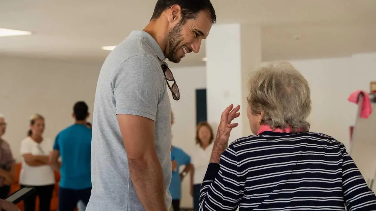 Rosmen Quevedo, concejal de mayores en el Ayuntamiento de Arrecife, participando en la campaña "Recuérdame"