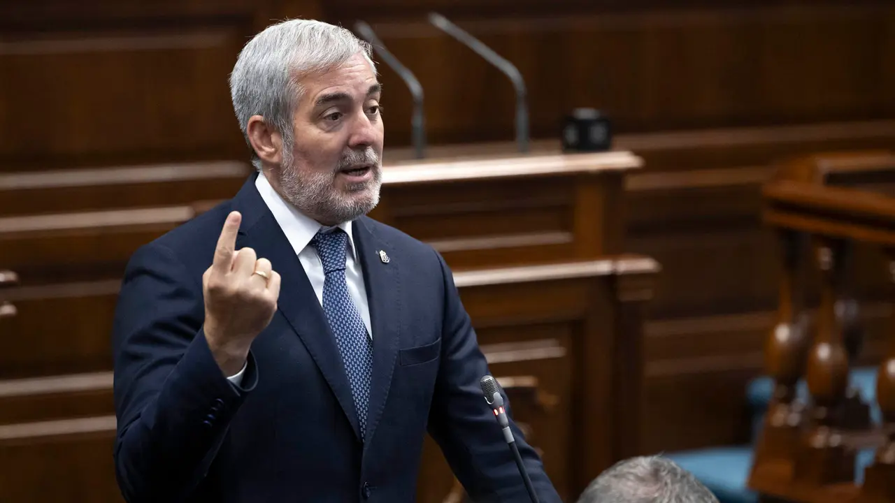 El presidente de Canarias, Fernando Clavijo, en el pleno parlamentario