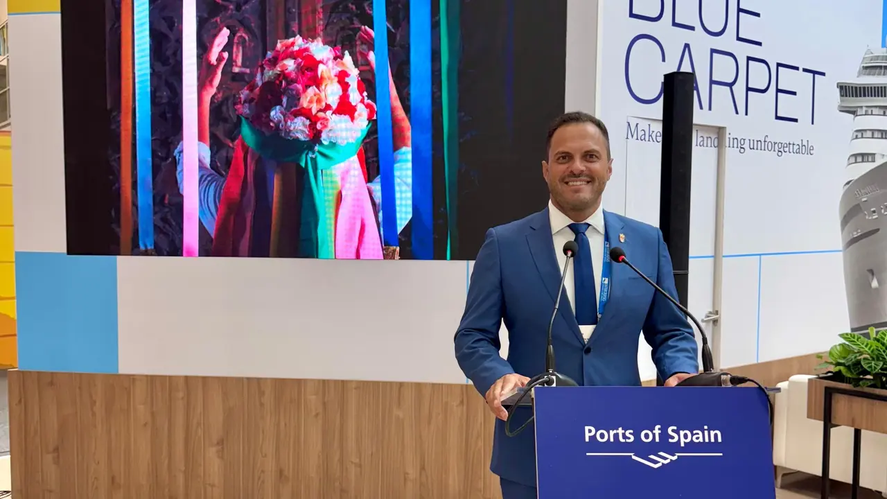 El alcalde de Arrecife, Yonathan de León, en la reciente feria de cruceros en Hamburgo, en el stand de Puertos del Estado donde se presentaron las terminales