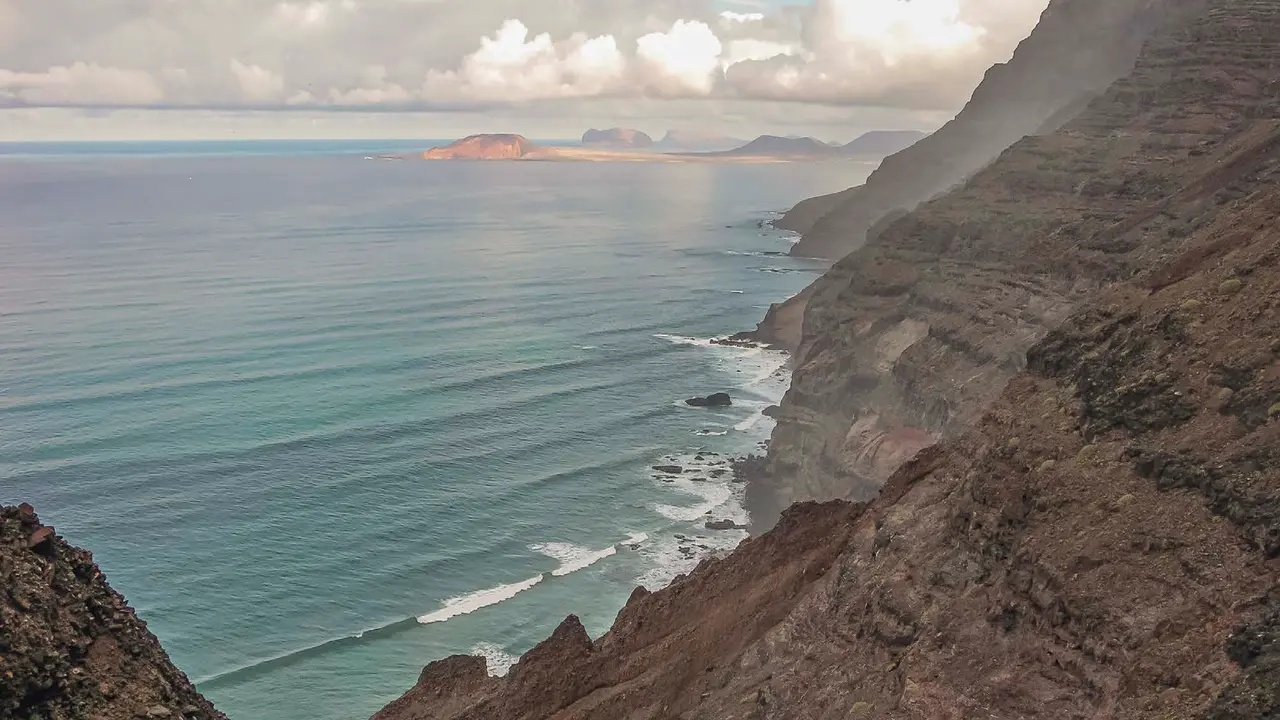El Risco de Famara alberga restos del bosque termófilo de la isla. Foto de Gerardo García