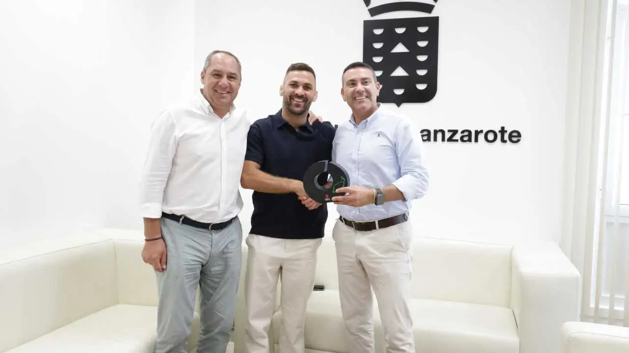 El Cabildo de Lanzarote recibe al luchador Hecher Sosa