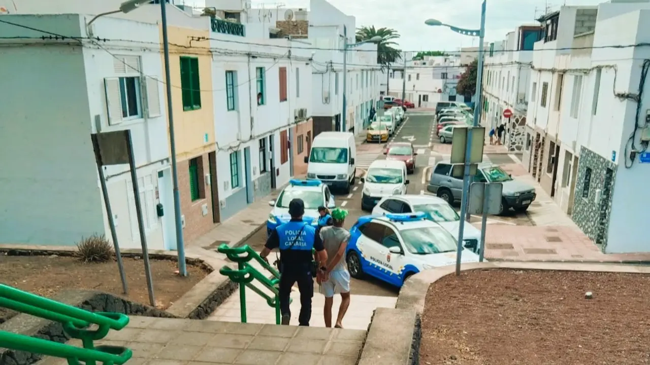 Detención de la Policía Local de Arrecife, ayer, en Titerroy.