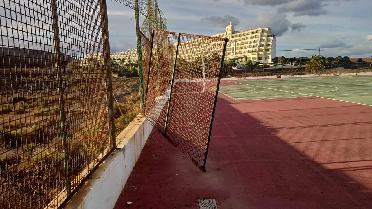 Deterioro de las canchas de Costa Teguise&nbsp;