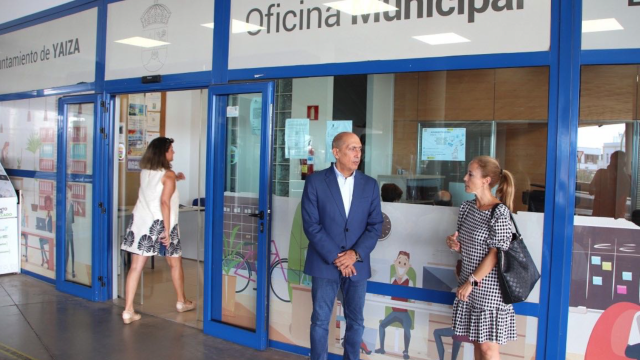 El director insular de la Administración General del Estado en Lanzarote, Pedro Viera, y la concejala del grupo de gobierno de Yaiza, Beatriz Vázquez