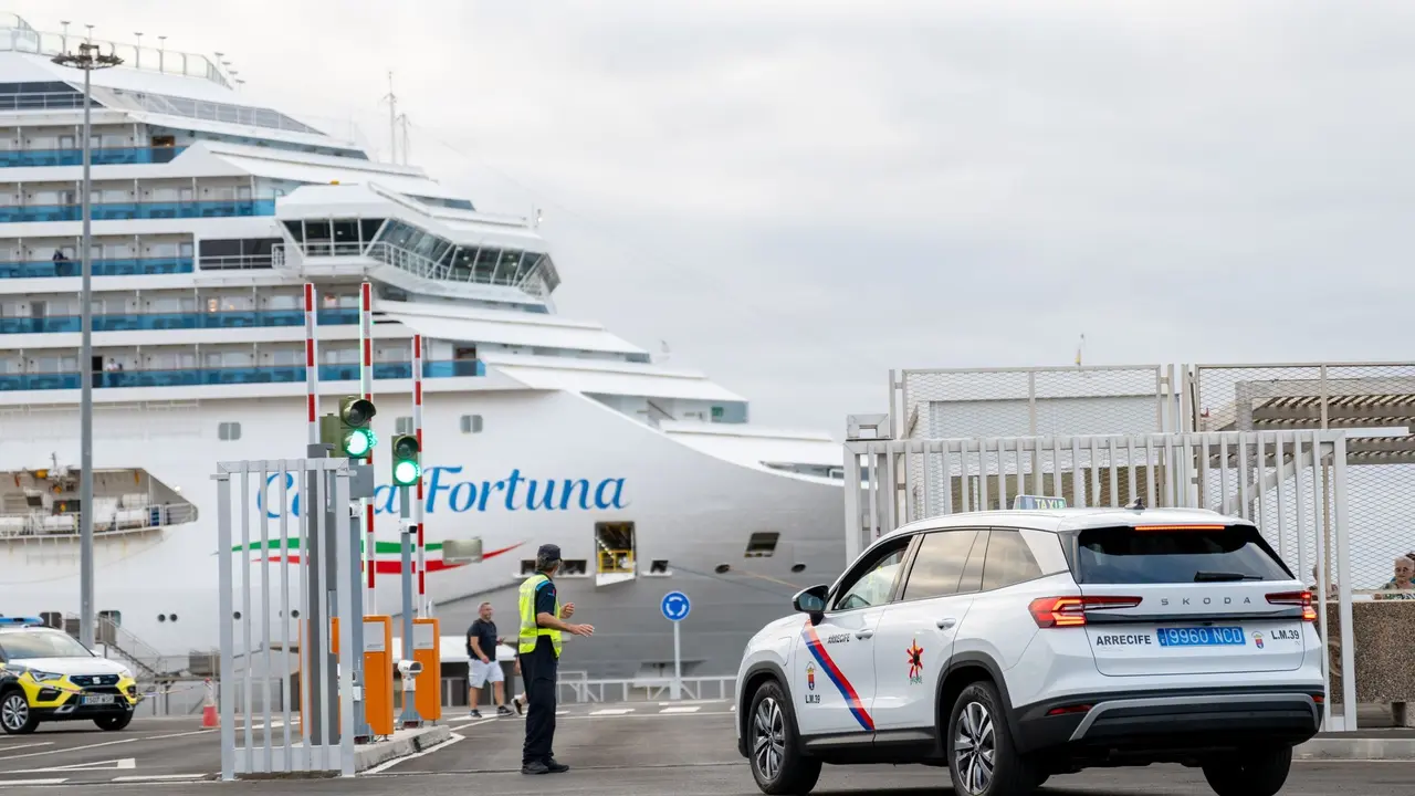 Hoy. Zona del muelle de Cruceros en Arrecife con los controles de acceso de taxis por turnos asignados, según la licencia del vehículo (1)
