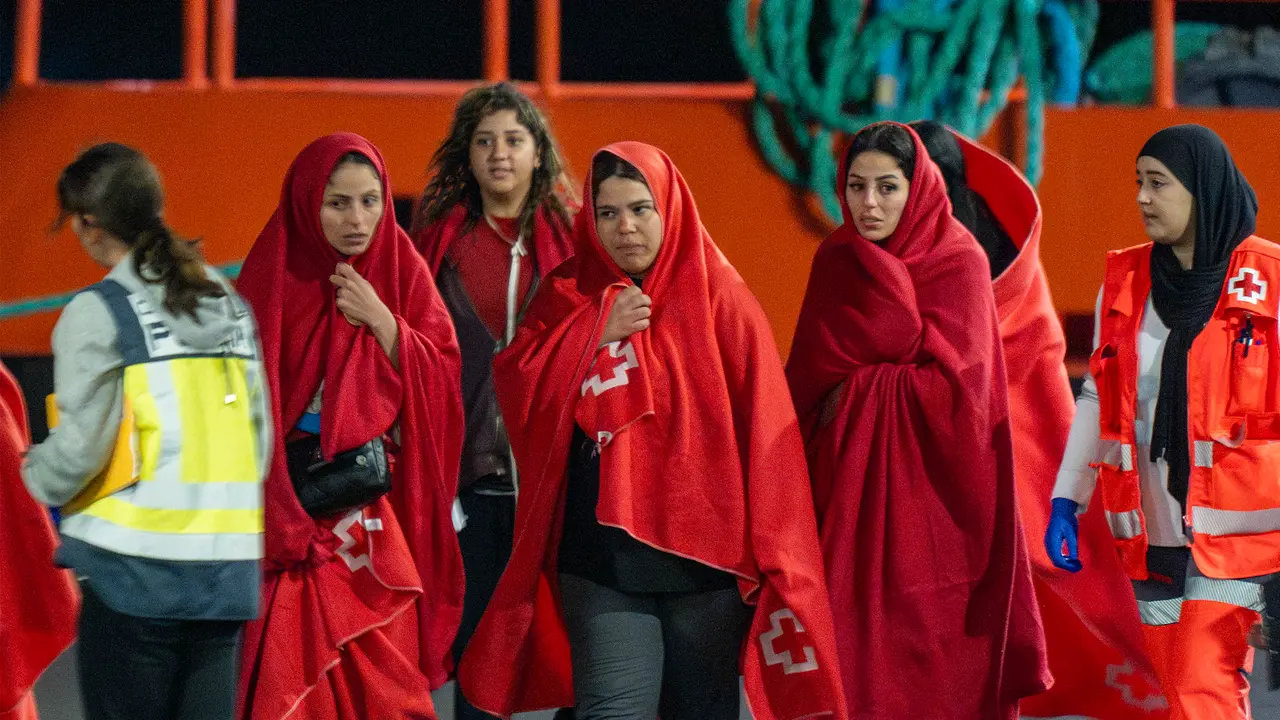 FOTO: EFE. Salvamento rescata a 55 personas en una neumática rumbo a Lanzarote, entre ellas dos menores