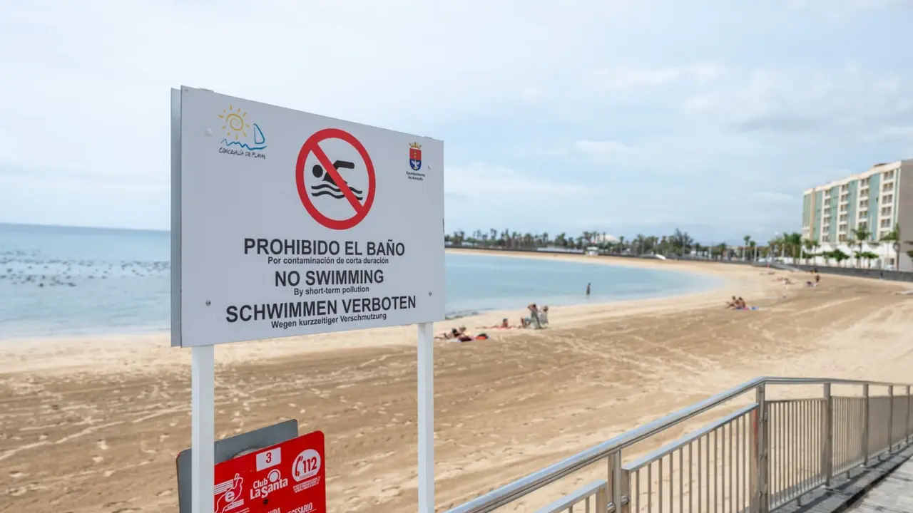 Imagen de esta tarde en la playa de El Reducto donde la Concejal&iacute;a de Playas de Arrecife proh&iacute;be el ba&ntilde;o 