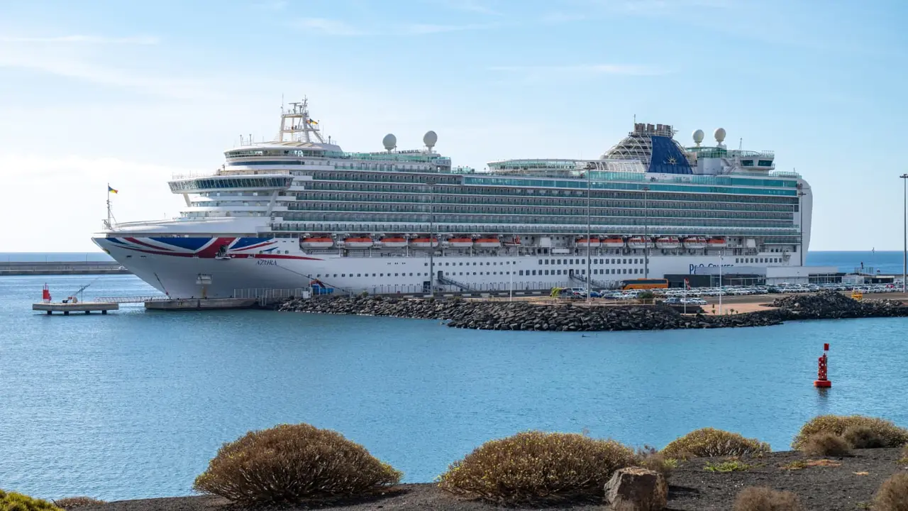 El Azura trajo hoy a la ciudad de Arrecife  más de 3.500 pasajeros británicos, procedentes de Tánger