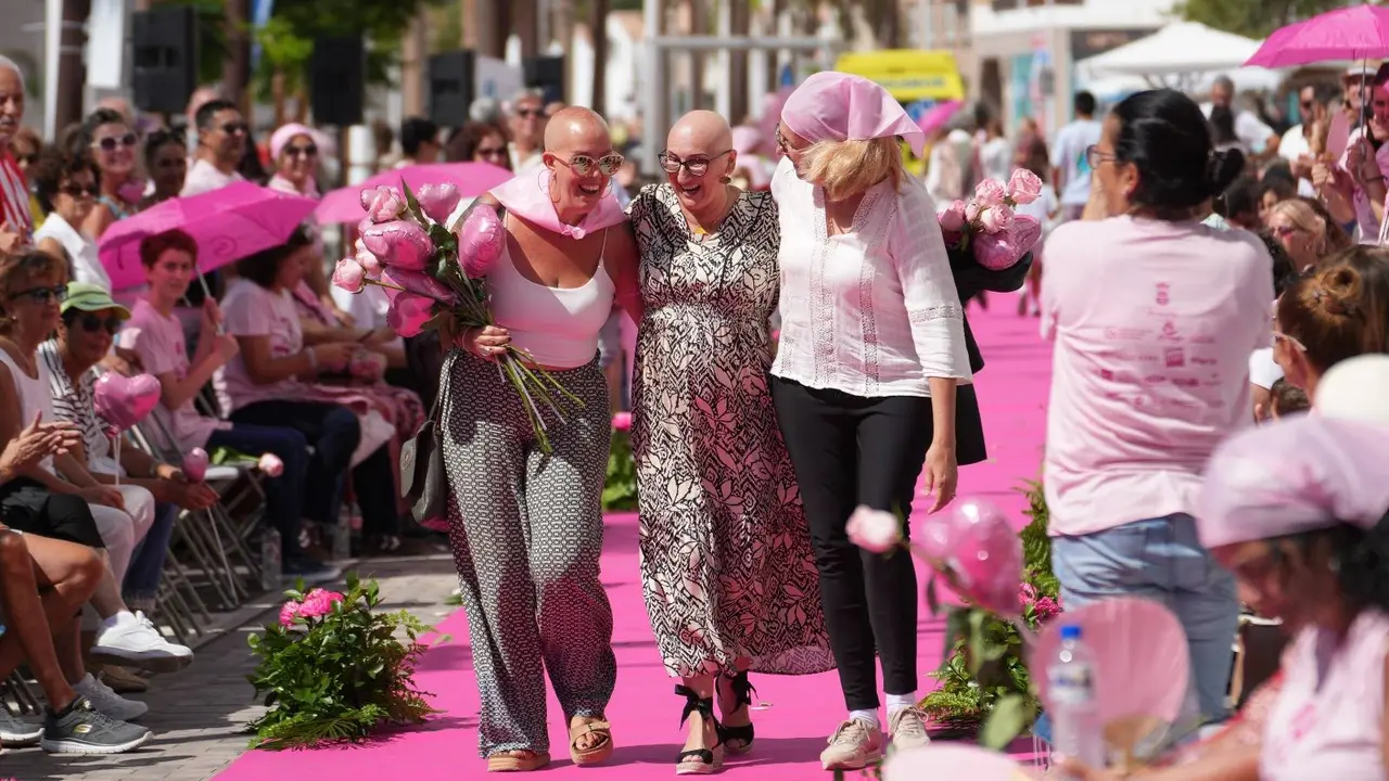 En la pasarela Arrecife Por Ellas desfilaron 16 mujeres pacientes de cáncer