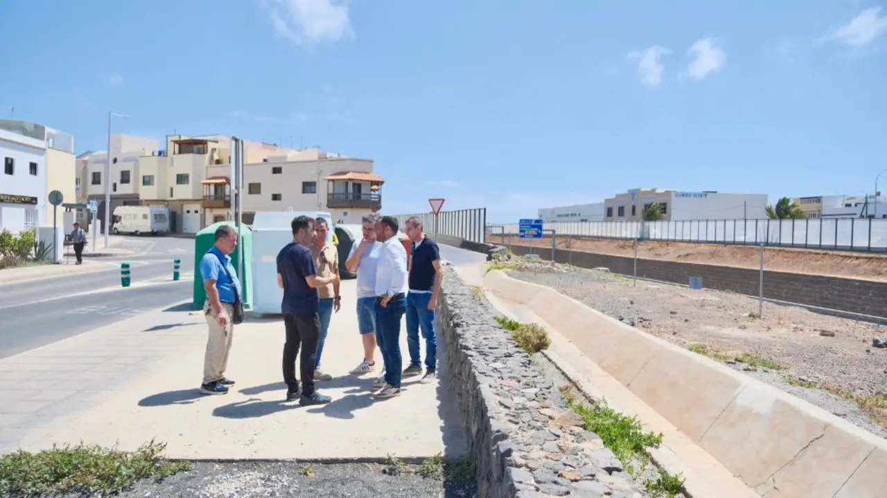 El alcalde con los técnicos y vecinos