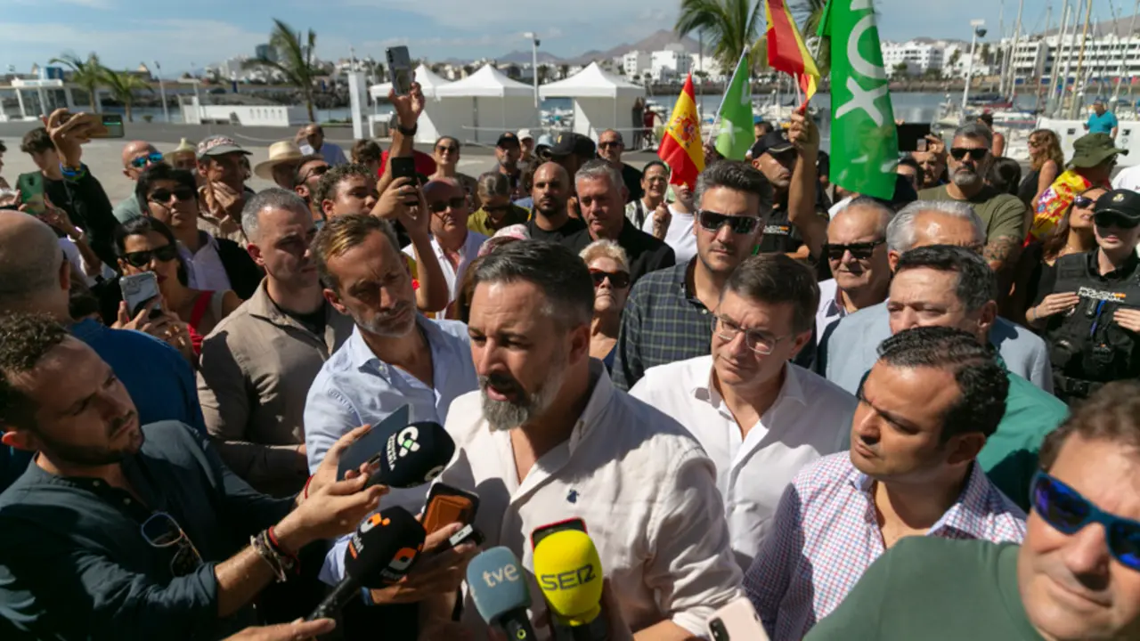 El presidente de Vox, Santiago Abascal, atiende a los periodistas en el puerto de Arrecife (&nbsp;EFE/Adriel Perdomo