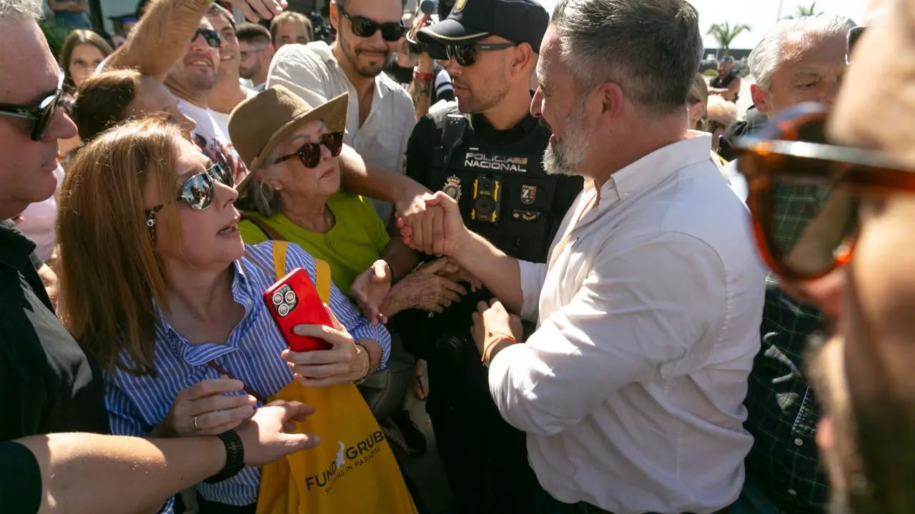En la imagen, Abascal saluda a simpatizantes de su partido el puerto de Arrecife (Lanzarote), donde se encuentra estos días el barco Open Arms. EFE/Adriel Perdomo