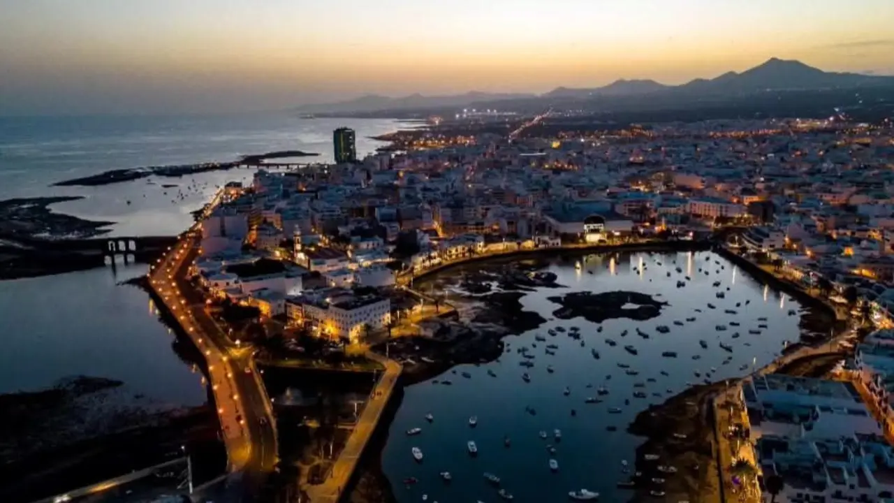 Imagen aérea de Arrecife,capital de Lanzarote. En el centro de la fotografía el Charco de San Ginés, uno de los muchos atractivos de Arrecife