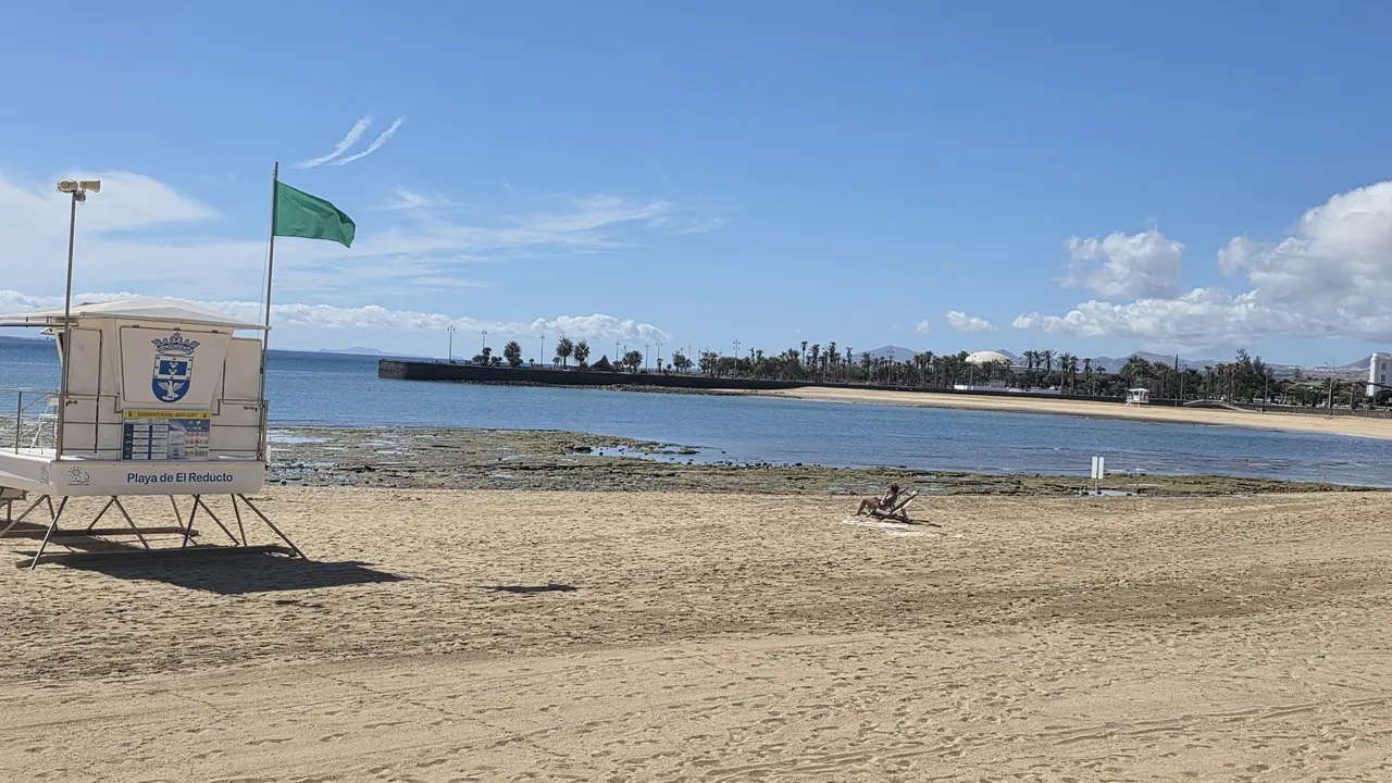 La playa de El Reducto se reabre al baño. Imagen de este viernes 31 de octubre  (2)