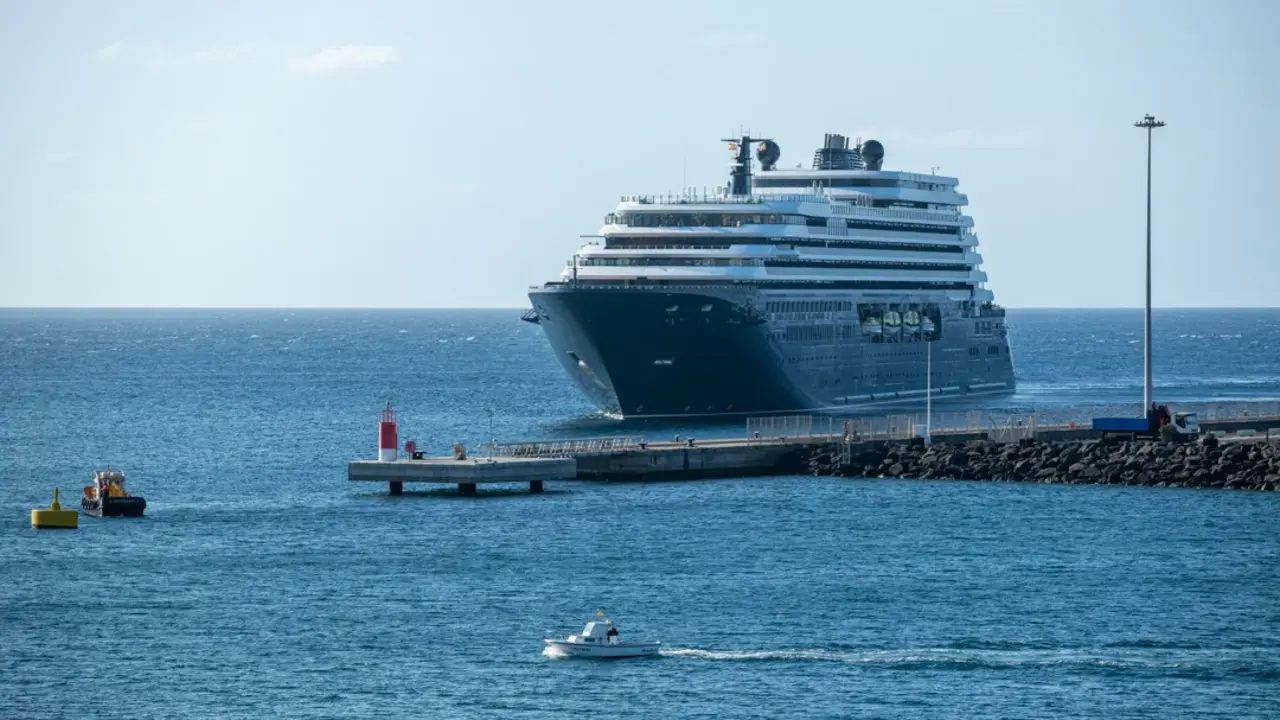 El Luminara en su primer viaje a la ciudad de Arrecife ( Lanzarote) atracando en el muelle de cruceros a las 9 horas de este lunes, 3 de noviembre