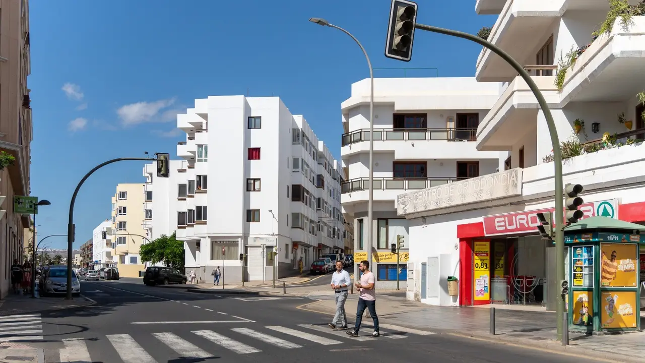 Nueva licitación del mantenimiento de la red semafórica de Arrecife. El alcalde Yonathan de León y el concejal de Movilidad y Transportes, Mario González  Altube  (1)