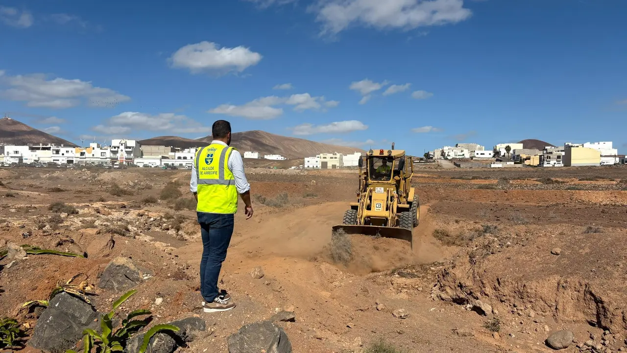 El alcalde de Arrecife, Yonathan de León, se ha trasladado a Argana Alta donde maquinaria municipal sigue trabajando en encauzar los barrancos en Argana Alta, por donde se arrastran las aguas de las lluvias