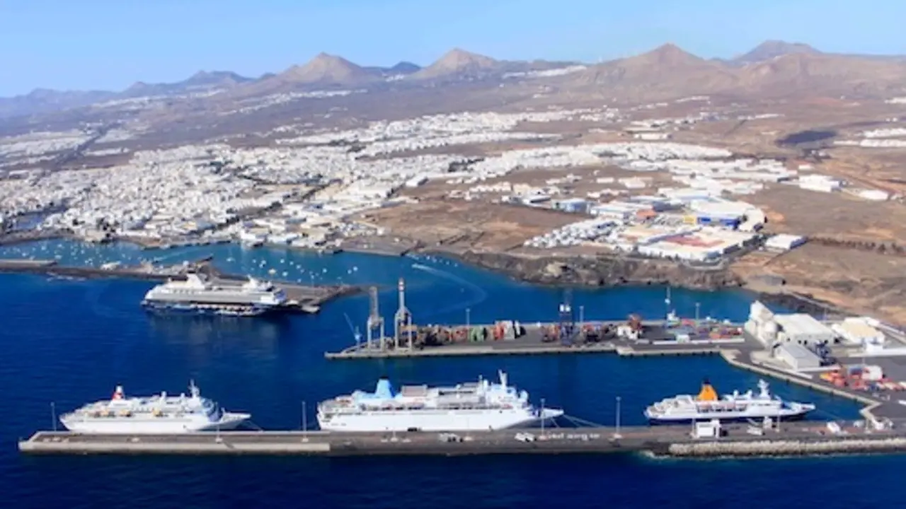 Imagen aérea del puerto de Arrecife antes de la construcción del dique sur