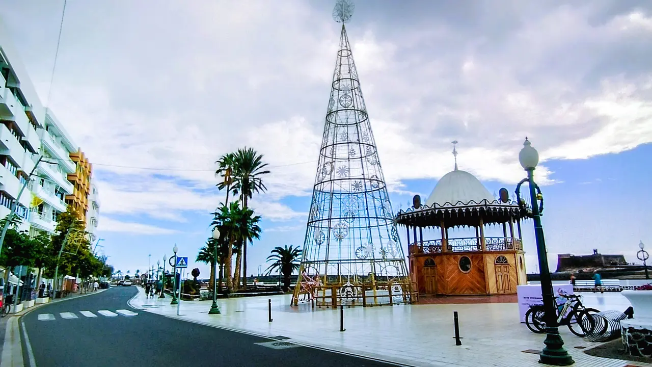 Un enorme árbol de navidad preside la ambientación navideña de Arrecife que será encendida este viernes en La  Plazuela  (4)