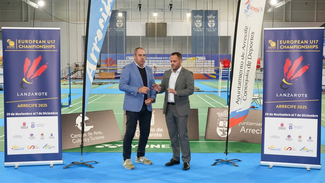 El alcalde Yonathan de León y el consejero Juan Monzón muestran el gran despliegue y transformaicón del Pabellón de Argana para estos campeonatos de Europa  