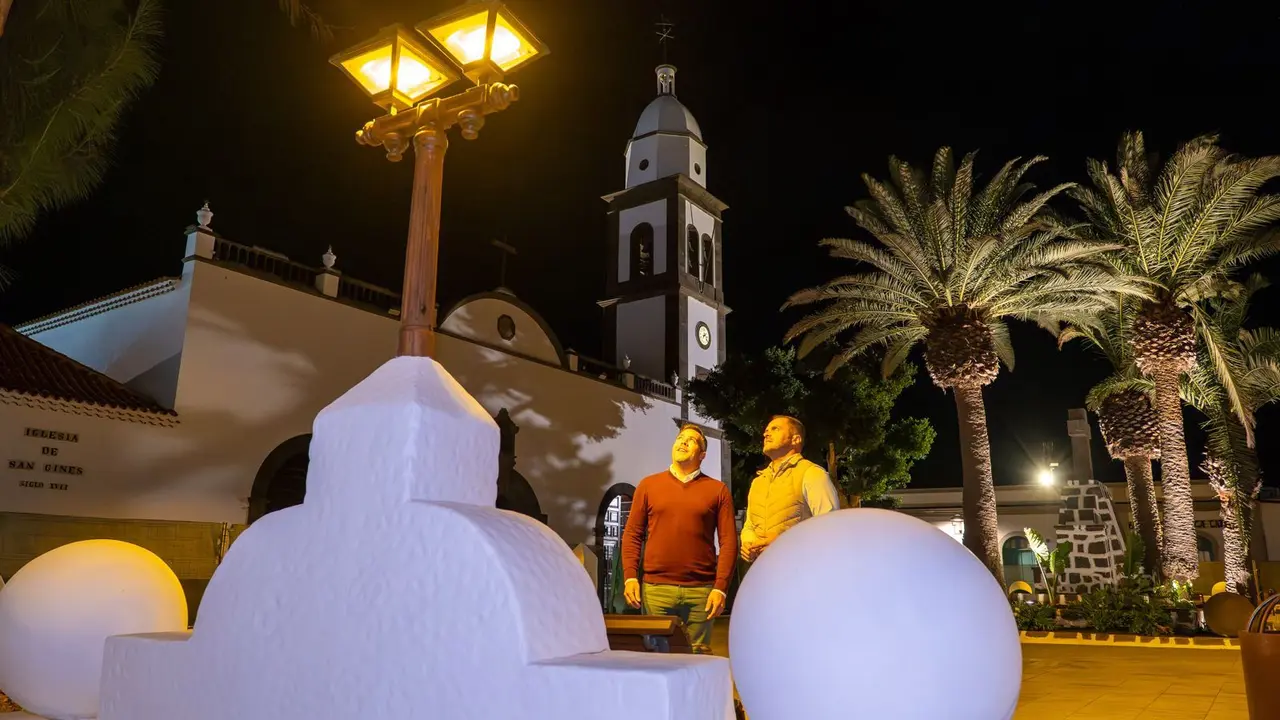 La obra de la plaza junto a la iglesia de San Ginés ha sido recepcionada. El alcalde de Arrecife, Yonathan de León, y el consejero de Obras Públicas, Jacobo Medina, visitan la plaza y supervisan su iluminación y 