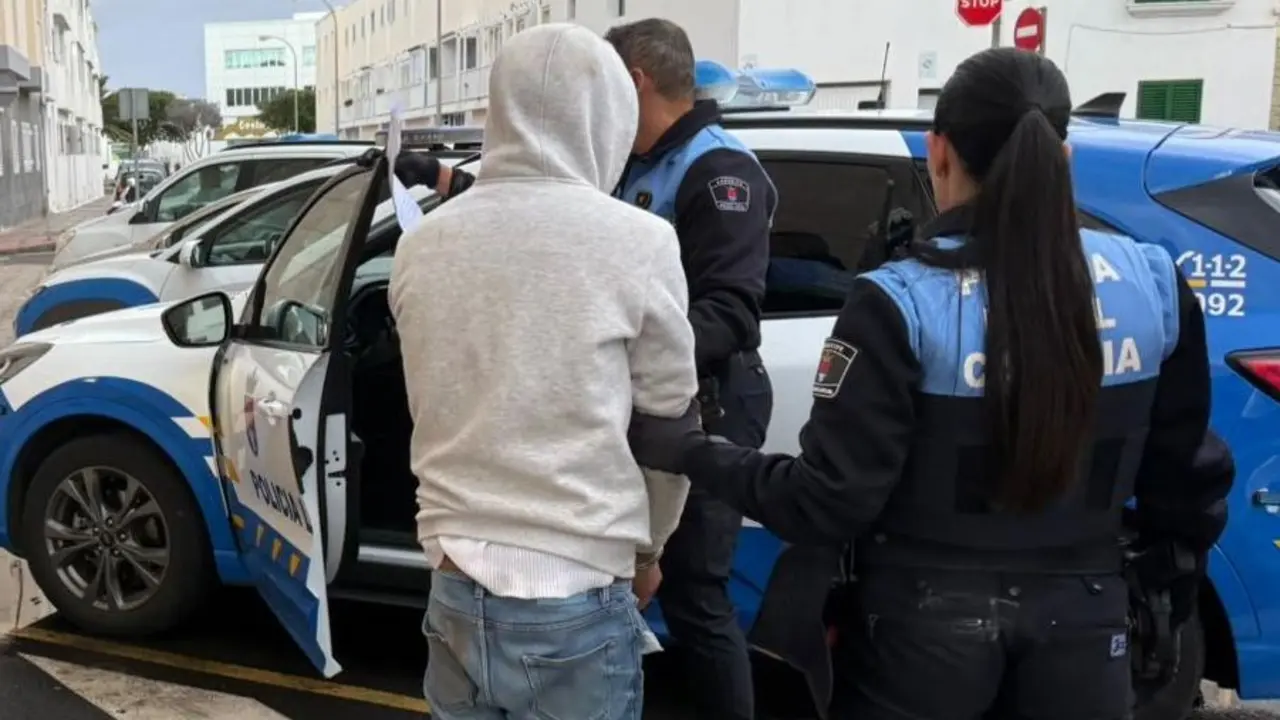 Uno de los detenidos ayer por la Policía Local de Arrecife al okupar de manera ilegal una vivienda en el centro de la capital 