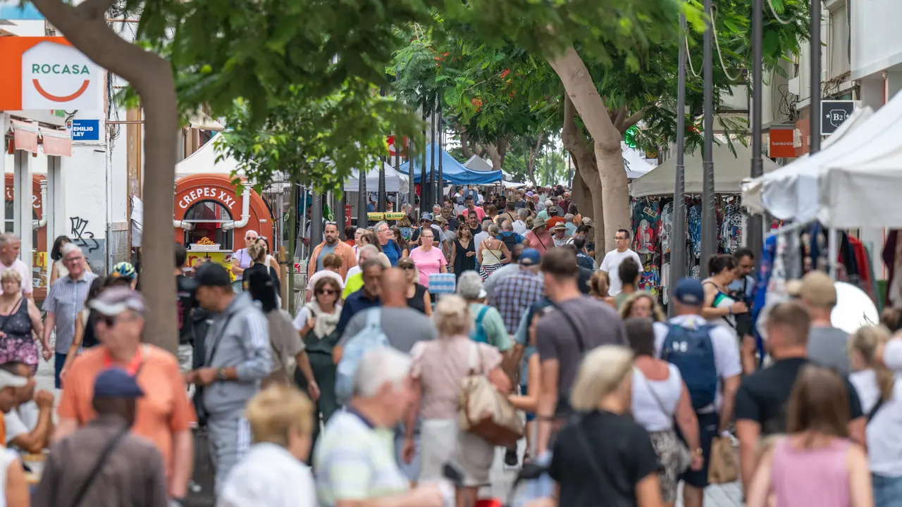 La zona comercial abierta de Arrecife en un d&iacute;a con escalda de cruceros. Imagen de estas pasadas semanas 
