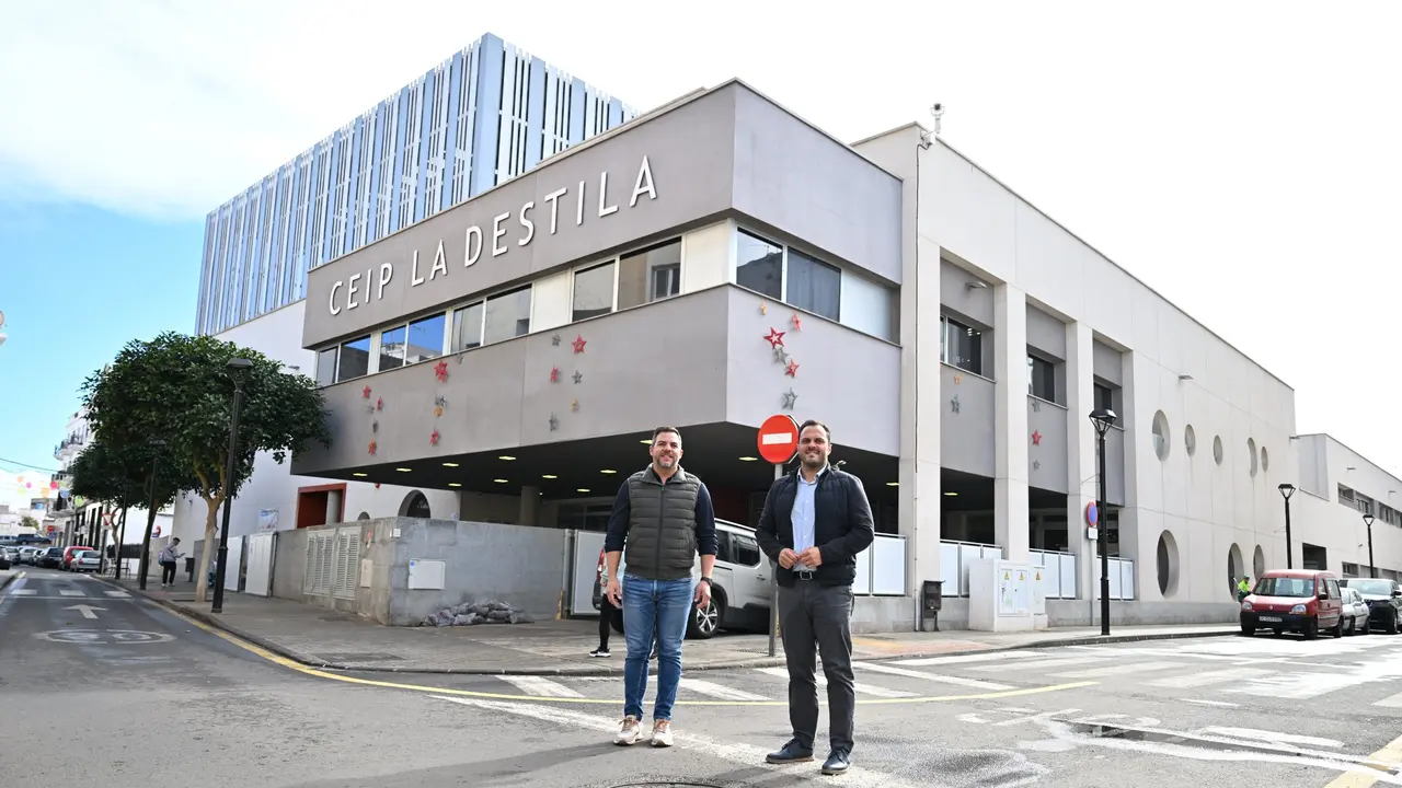 Las calles del entorno del colegio La Destila contar&aacute;n con un refuerzo de la seguridad vial. El alcalde de Arrecife y el consejero insular de Obras P&uacute;bicas en la  zona