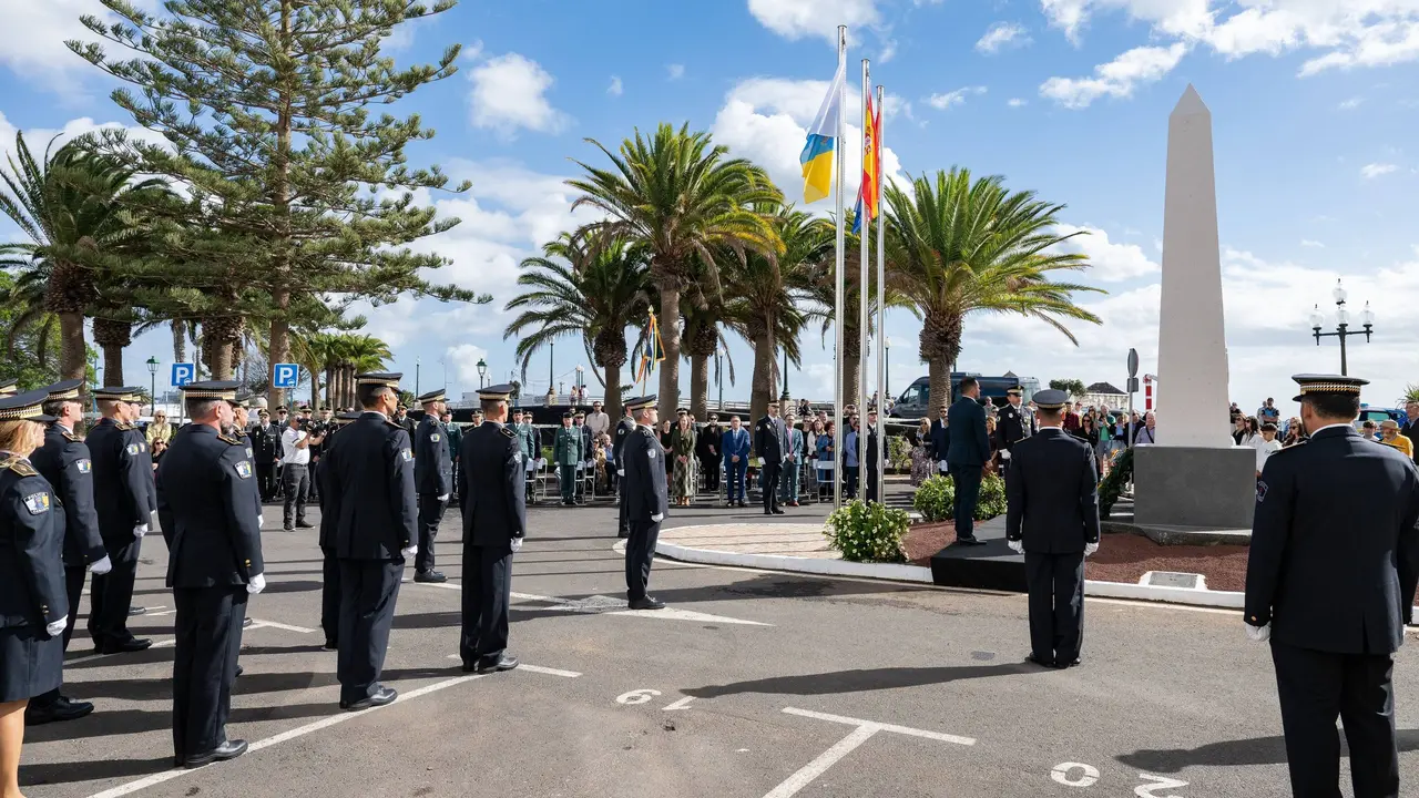 El monumento de casi 4 metros de altura, ha sido creado por el escultor conejero Paco Curbelo, por encargo del Ayuntamiento