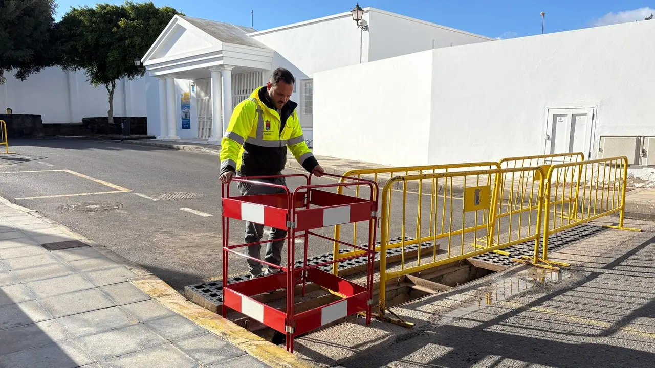 Colocaci&oacute;n de vallas protectoras en los imbornales de la calle El Antonio, zona sensible a inundaciones en d&iacute;as de intensas lluvias (1)